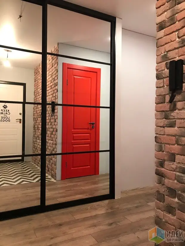 Appartement avec portes colorées. Sous-total.