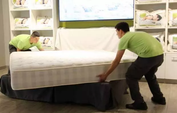 The secrets of the manufacturer: how to clean the mattress and extend his life for many years