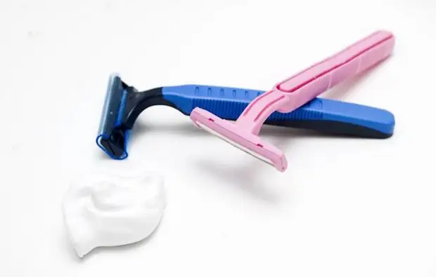 Awọn aṣiri ti awọn aṣelọpọ: Kini awọn razors awọn ọkunrin lati ọdọ awọn obinrin ni iyatọ