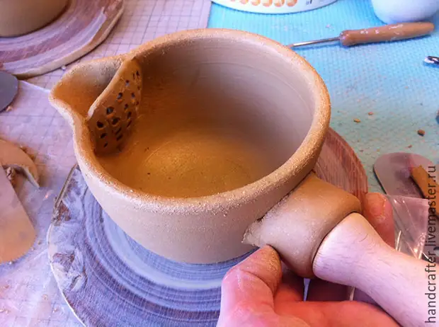 Chúng tôi được làm bằng bộ trà đất sét: xô và hai cọc