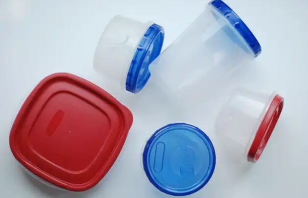 Tīrīšana un noņemšana smakas no plastmasas konteineriem.