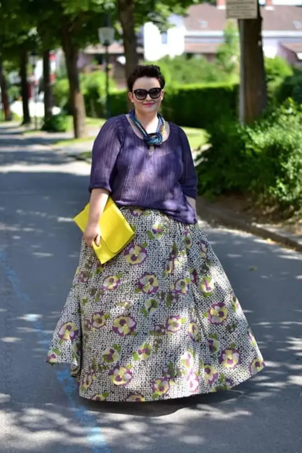 Vêtements qui rajeunissent et légèrement. Bunct plein et beau. Hors de l'âge et du temps