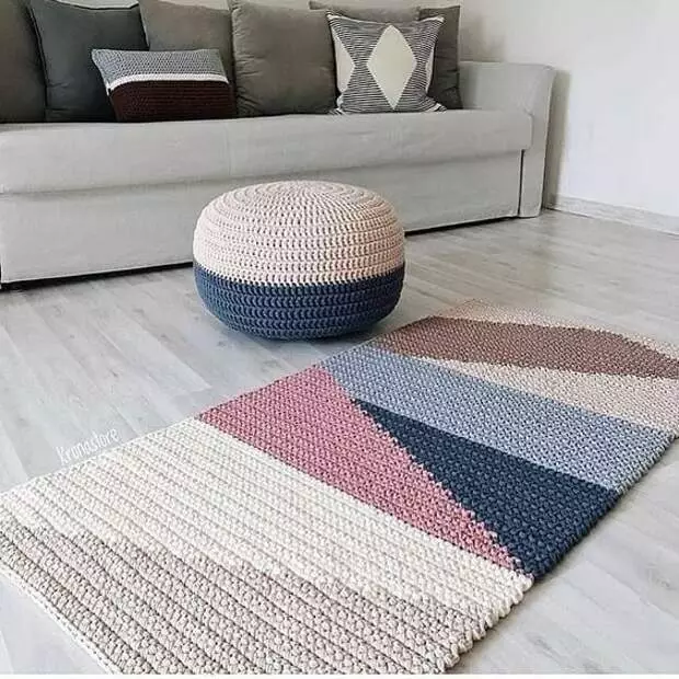 Carpets don gida, waɗanda suke da sauƙi su tsaya a cikin saba, lokacin farin ciki crochet! Shirye-shirye don saƙa