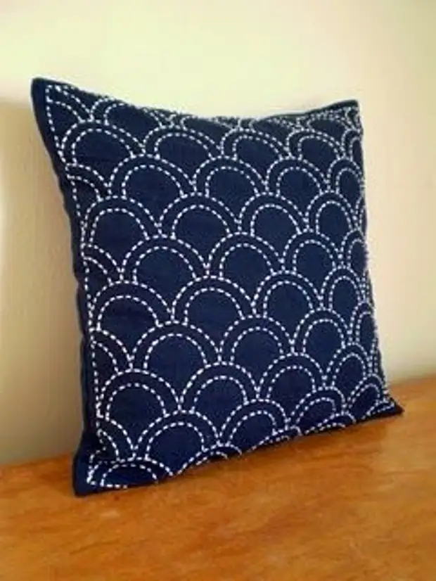 Pillow embroidered sashiko.