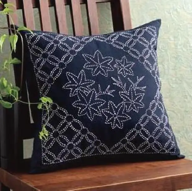 Maple Leaf Sashiko Pillow dîsa, şikestinek di pîvanê de ji bo standek tenê motîf