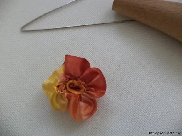 Miniatiūriniai gėlės iš juostelės. Mastinės klasės (11) (700x525, 243kb)