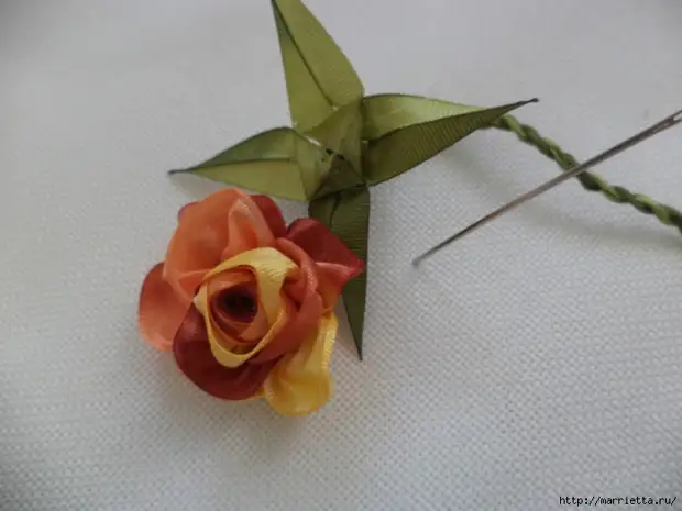 Miniatiūriniai gėlės iš juostelės. Master klasės (22) (700x525, 214kb)