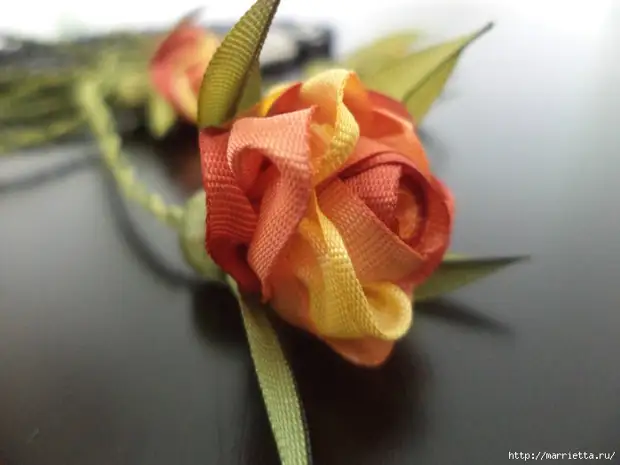 Miniatűr virágok szalagokból. Master osztályok (14) (700x525, 204kb)