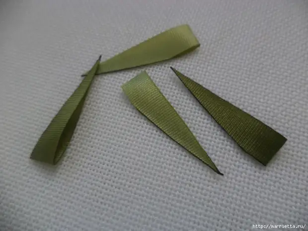 Miniature nga mga bulak gikan sa mga ribbon. Master Classes (29) (700x525, 224kb)