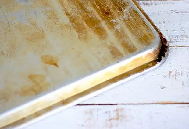 3 начина как да почистите листа за печене от Нагар и изгоряла мазнина