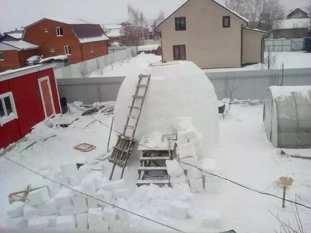 Un enorme muñeco de nieve, para la construcción de los cuales se fue de dos semanas.