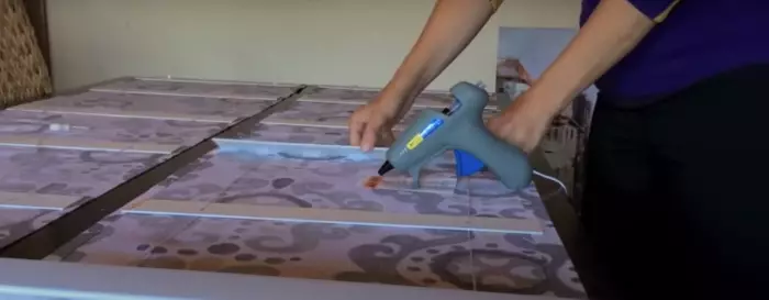 Nhanho yemapuranga gluing ine inopisa glue. / Photo: Youtube.com