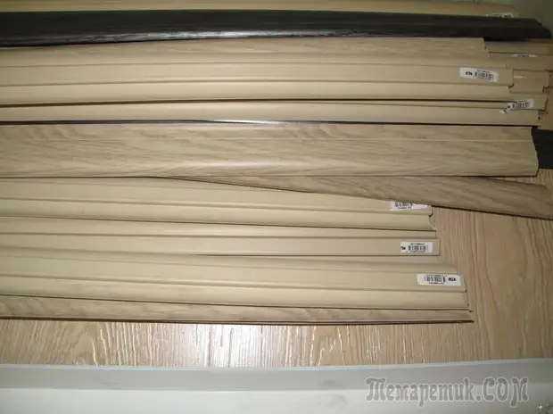 Fastening outdoor baseboards in the apartment of women's hands: master class