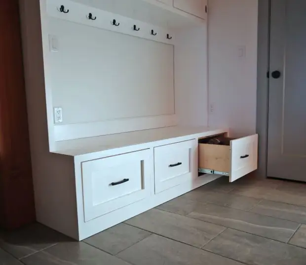 أبسط خزانة مع أدراج