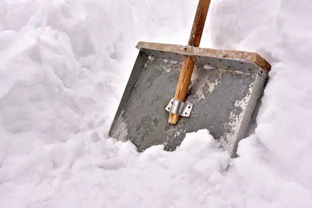 Metal shovel para sa snow.