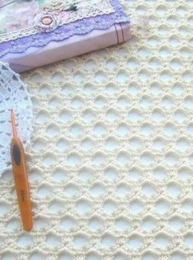 Um padrão de grade simples com crochet parece extremamente lindo