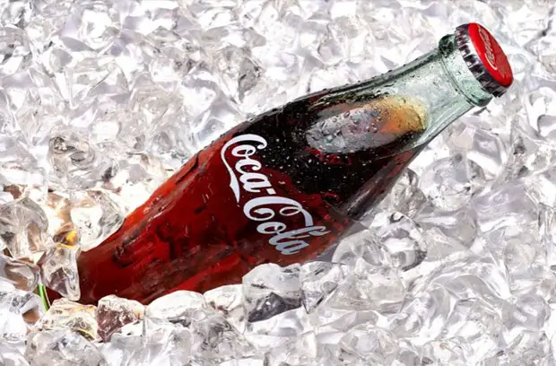 Coca-Cola thiab cov plaub hau zoo meej