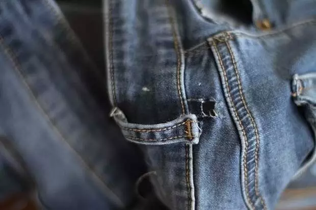 Hoe gewoon de uitlaatbezit op jeans te repareren