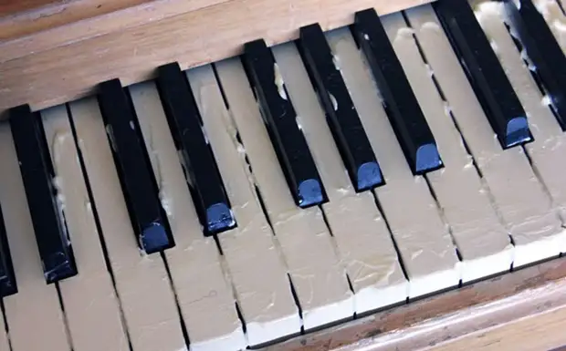 अंडयातील बलक पियानो प्राइमोडियल चमक परत करण्यास मदत करेल