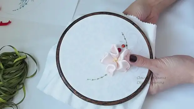 Borduurwerk vir beginners: Miniatuur met blom