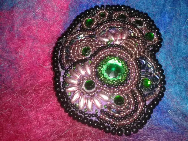 Broches de boutons et de perles avec leurs propres mains