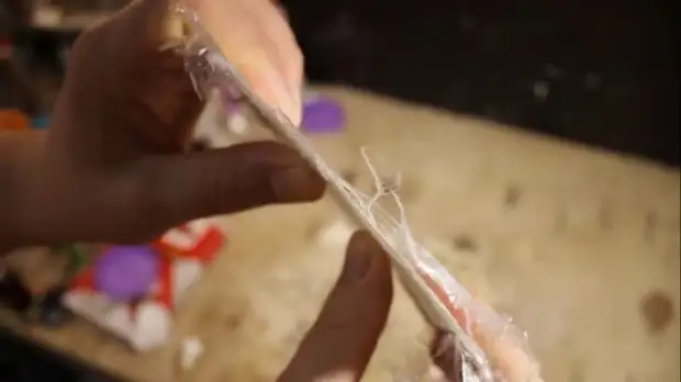 Succuttili di latte con le loro mani. Più piccolo è il contenuto di grasso del latte, più forte della colla