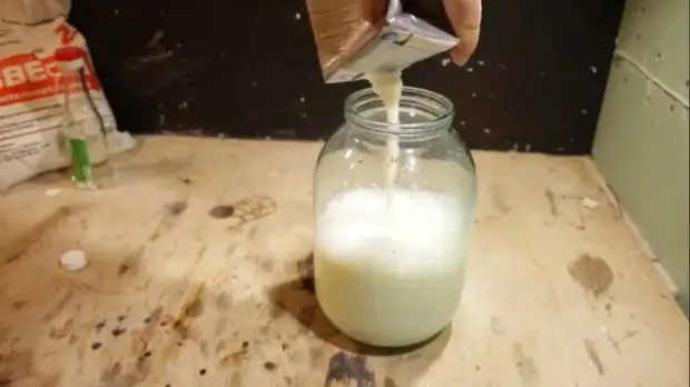 Branchen der Milch mit ihren eigenen Händen. Je kleiner der fette Inhalt der Milch, desto stärker der Klebstoff