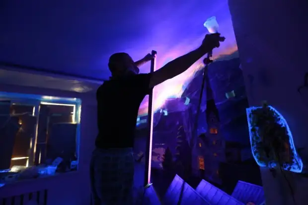 Wall painting with luminous paints