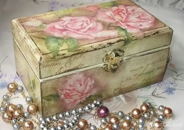 Decoupage：本物の芸術またはただ偽物？