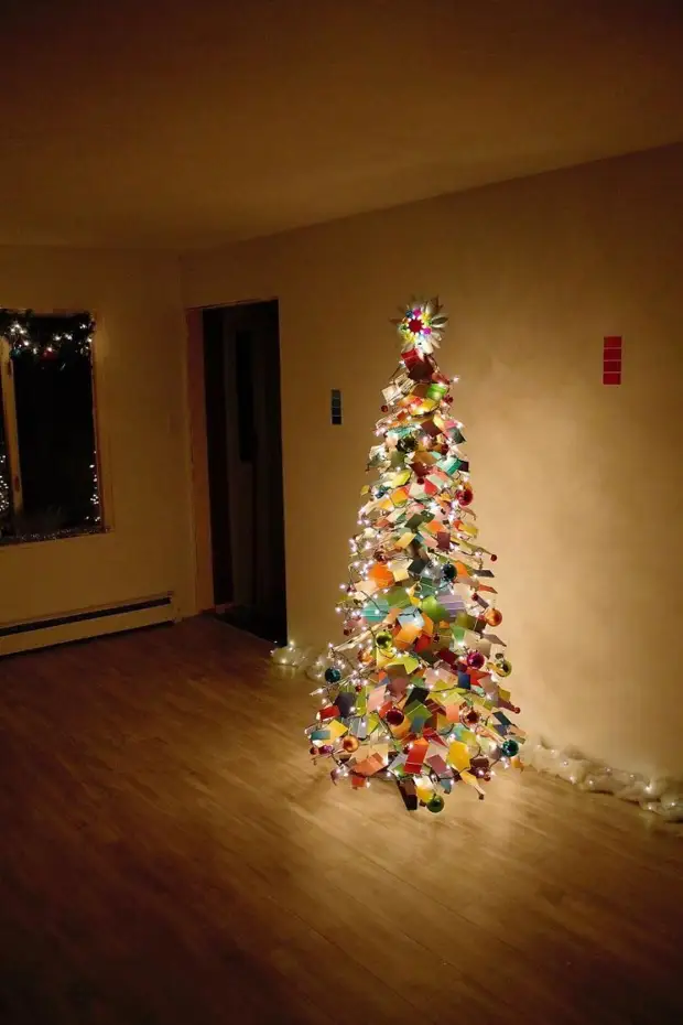 Pareja hizo un árbol de Navidad de las muestras de pintura, y en la oscuridad es especialmente magnífica.