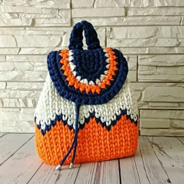 Knit mahafatifaty sy tsara tarehy backpacks