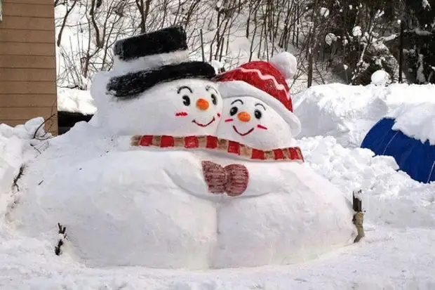Snowmen ແມ່ນແຕກຕ່າງກັນ ... ສີດໍາ, ສີຂາວ, ສີແດງ ...
