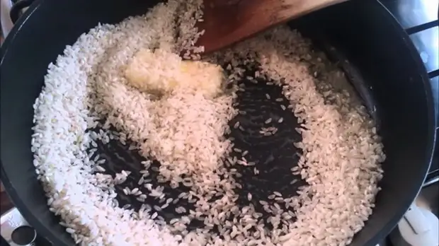 Avant de cuire du riz, vous pouvez frire dans une casserole ou dans une poêle à frire.