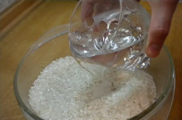 La quantité d'eau dépend de la variété de riz.