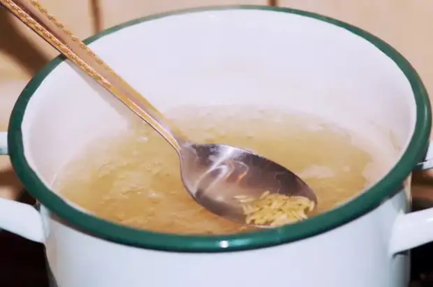 Le riz brun peut être cuit dans une grande quantité d'eau comme des pâtes.