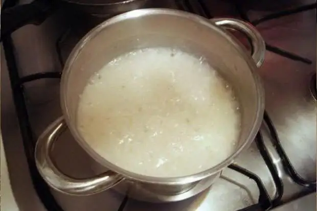 Il est préférable de cuire le riz dans une casserole avec un fond épais.