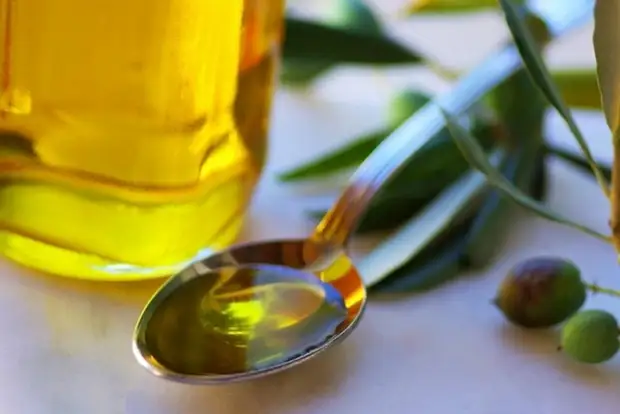 Grâce à une cuillerée d'huile ajoutée à l'eau pendant la cuisson, le riz va devenir plus friable.