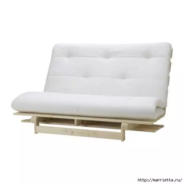 Sofá faino vostede mesmo - alteración do futón de madeira de IKEA