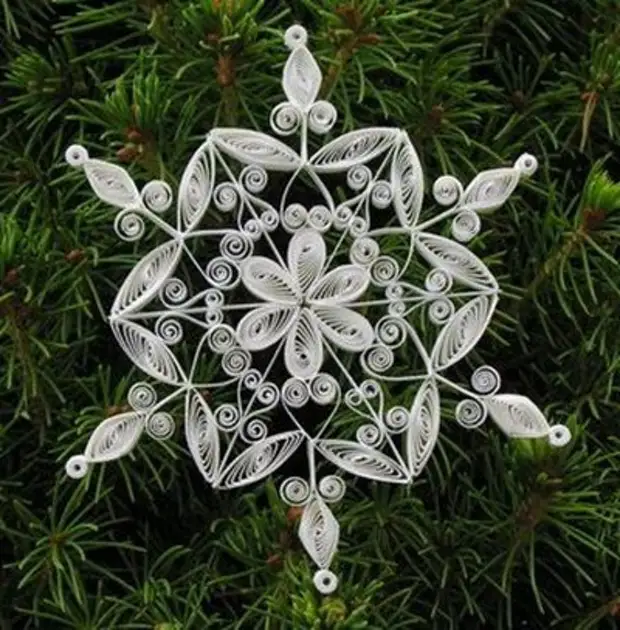 Flocons de neige dans la technique du quilling