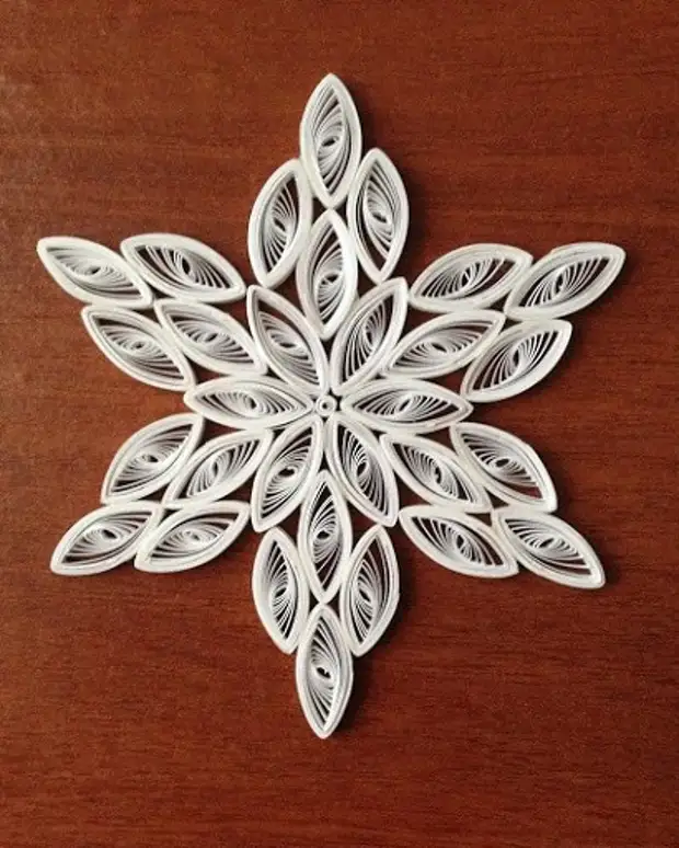 Snowflakes katika mbinu ya quilling.