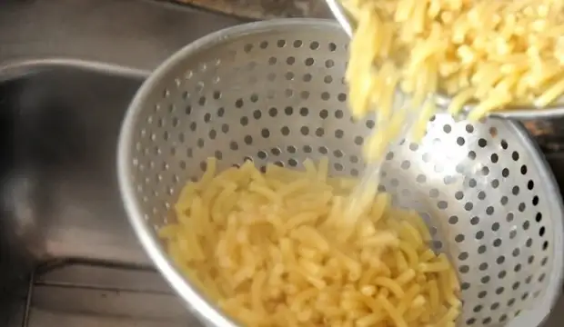 5 skäl varför häll vatten från under pasta i diskbänken oförglömlig avfall