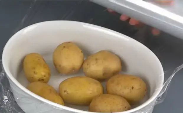 Como preparar batatas no microondas.
