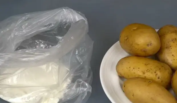 Miltai ir druska bulvių kepiniame pakete.
