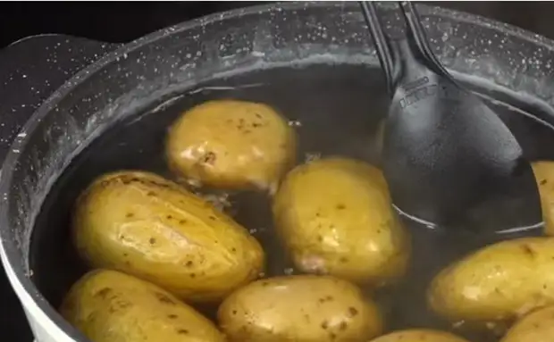 Картофите се сватят в осолена вода.
