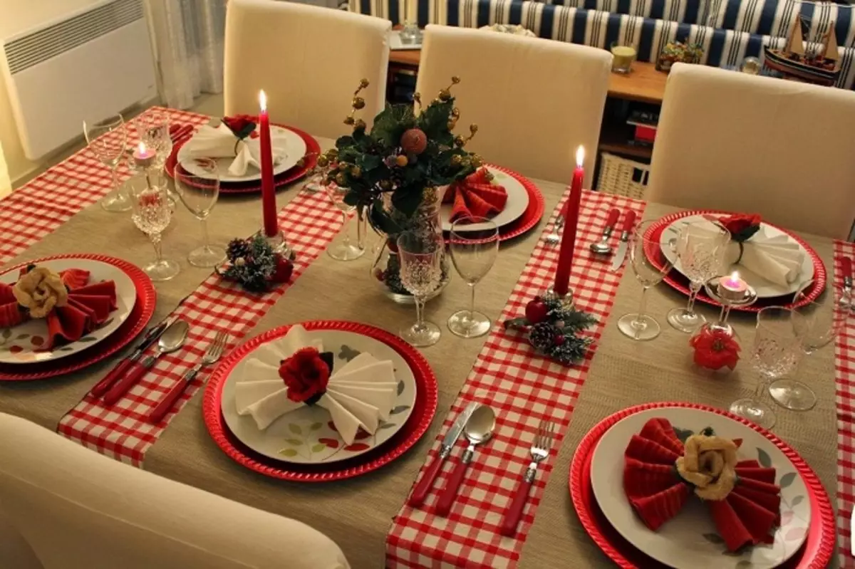 新的一年的桌子上应该存在红颜色。 /照片：svadba1000.ru
