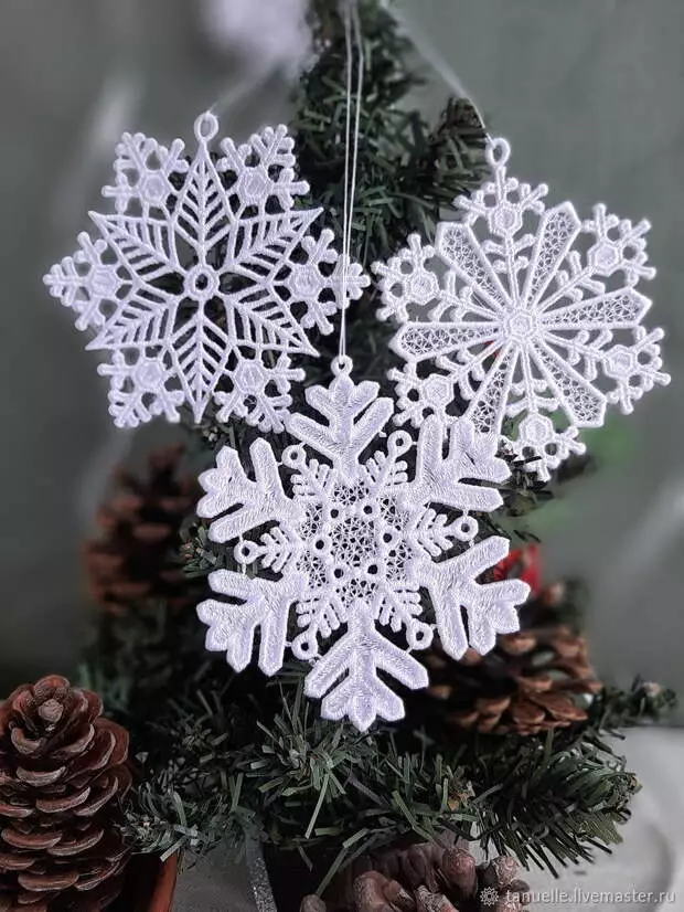 সহজে crocheted করা যেতে পারে যে কমনীয় snowflakes