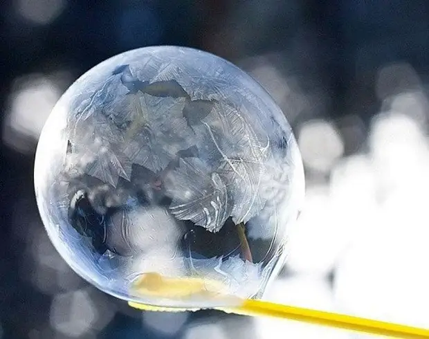 Surprise the Santa Claus itself - how to blow soap bubbles in the cold