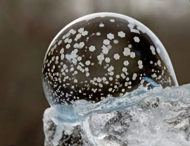 Surprenez le père Noël lui-même - comment faire souffler des bulles de savon dans le froid