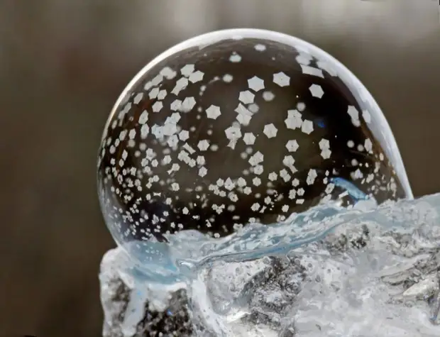 Surprise the Santa Claus itself - how to blow soap bubbles in the cold