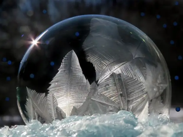 Surprise the Santa Claus itself - how to blow soap bubbles in the cold